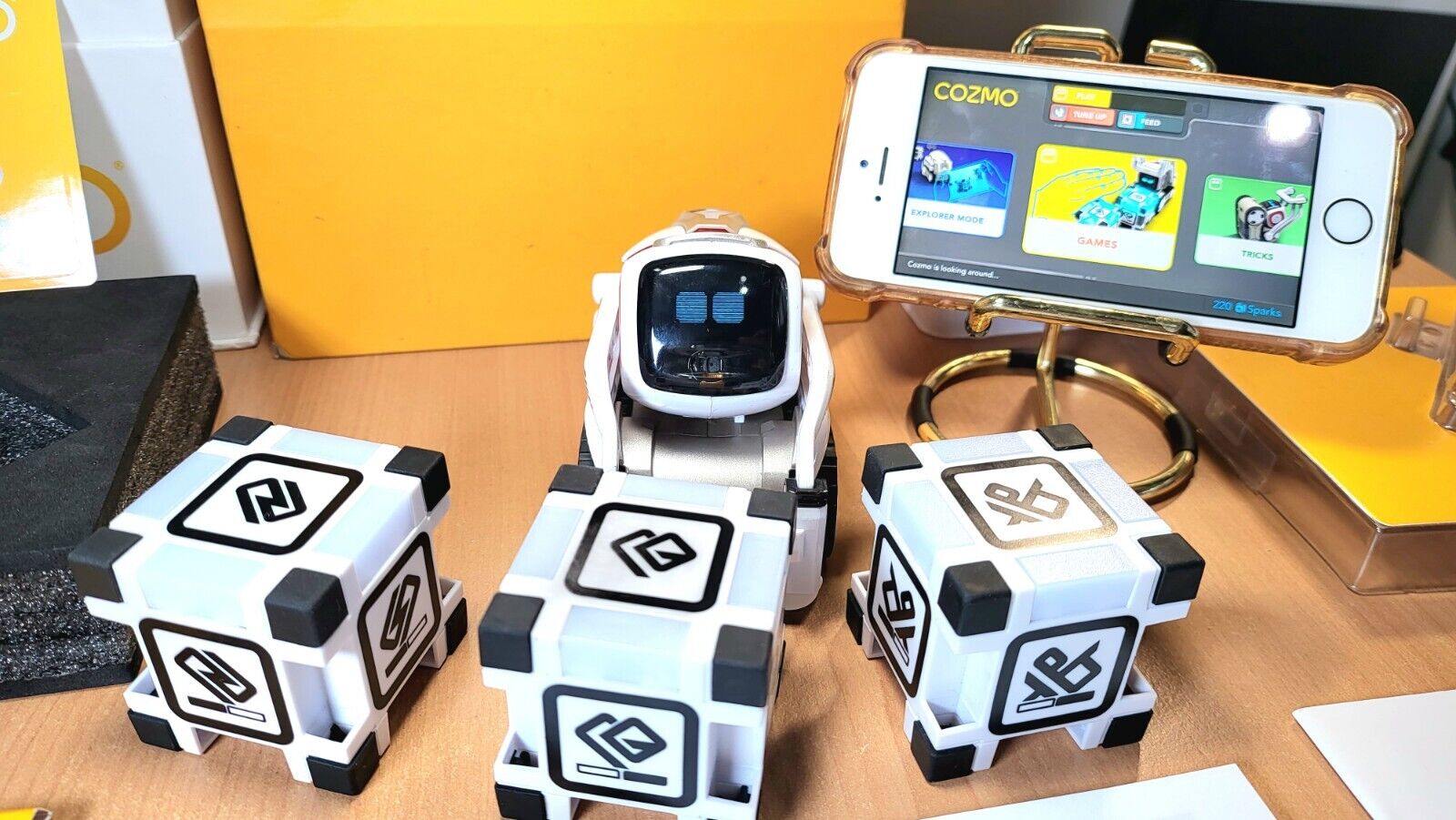 Cozmo Robot + Cubes + Charger + Box