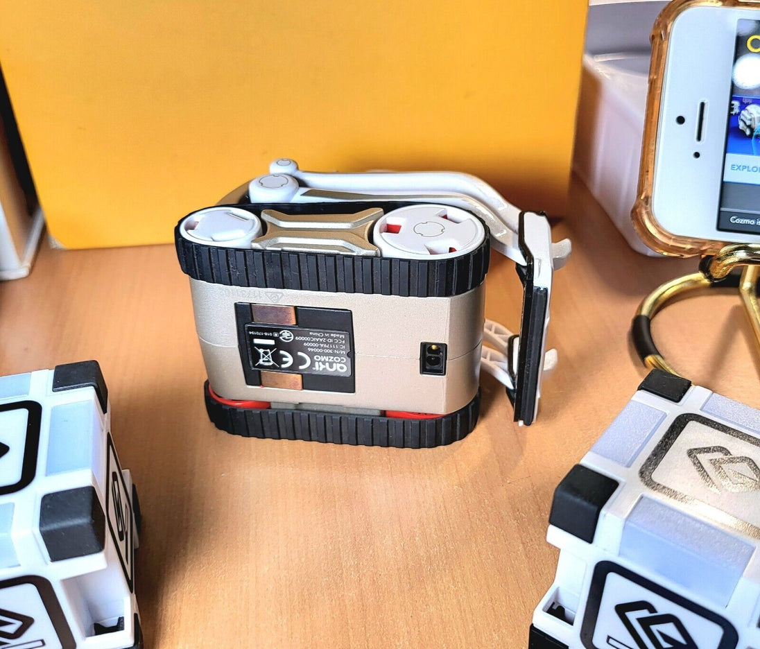 Cozmo Robot + Cubes + Charger + Box - Chys Thijarah