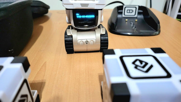 Anki Cozmo Robot with 1 YEAR WARRANTY + Cubes + Charger + Box LIKE N£W - Chys Thijarah