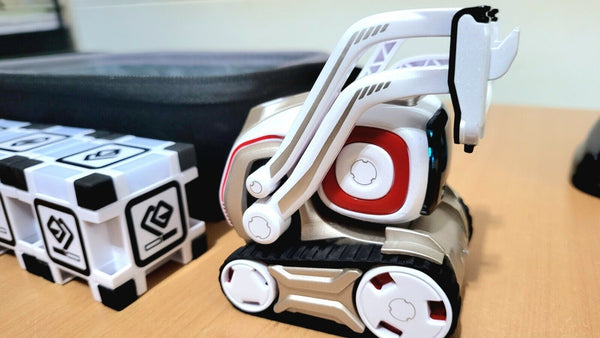Anki Cozmo Robot with 1 YEAR WARRANTY + Cubes + Charger + Box LIKE N£W - Chys Thijarah