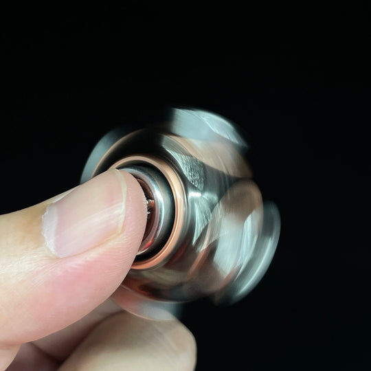 Person spinning X-BONE Tiger Spinner fidget with fingers